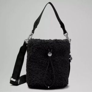 Lululemon Sherpa Bucket Tote in Black